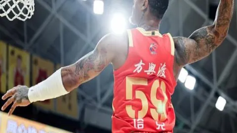 [NBA]肯纳德巧妙突破，篮筐下轻松得分